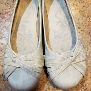 Taxi women's off white cream colored flats size 9